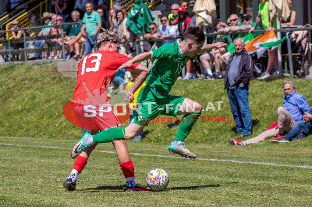 Fußball Halbfinale | Jonas Peinhart (U15 Österreich #13) Tj Molloy (U15 Irland #15) Fußball Halbfinale, Irland U15 - Österreich U15 am 29.04.2024 in Arnoldstein (Sportplatz), Austria, (Photo by Ernst Krawagner sport-fan.at) - Realisiert mit Pictrs.com