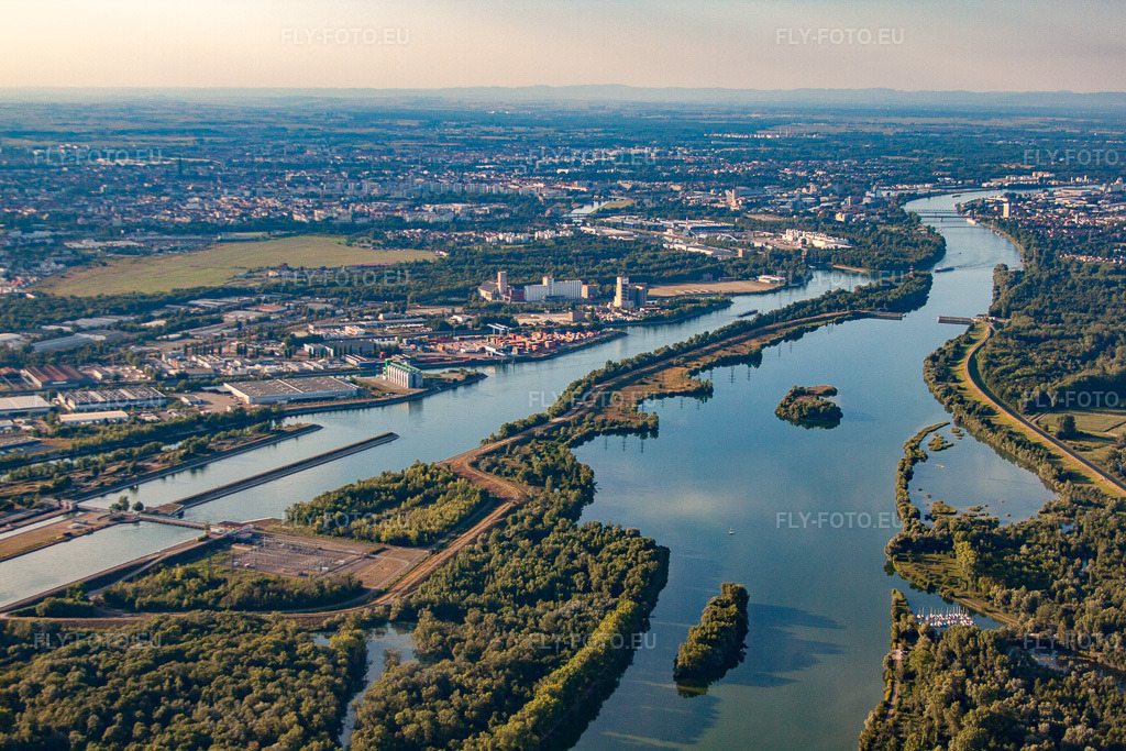 Vue aérienne: Port de Strasbourg à le quartier Port du Rhin Sud in Straßburg dans le département Bas Rhin, France. Photo: IMG_59516.jpg prise le 16/08/2013 par Werner Riehm/FLY-FOTO.eu – Résolution de l'original: 4752 x 3168 px