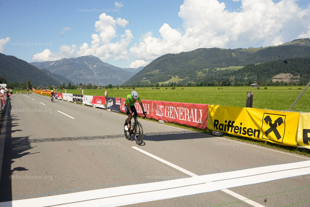 862_20230817_Bewerb_Maenner_Muehlanger | AUT - OESTERREICH, 2023-08-16: SPORT RENNRAD-FAHREN - 55. INTERNATIONALER RADWELTPOKAL IN ST. JOHANN IN TIROL  - Vintage-Radrennen mit WM-Bronze-Medaillen-Siegerin Christina Schweinberger, den Teilnehmer und Alexander Baumann (vom Orginastions-Team) - TAG 2 BEWERB MAENNER IN SECHS GRUPPEN  ; Foto: Roland Muehlanger