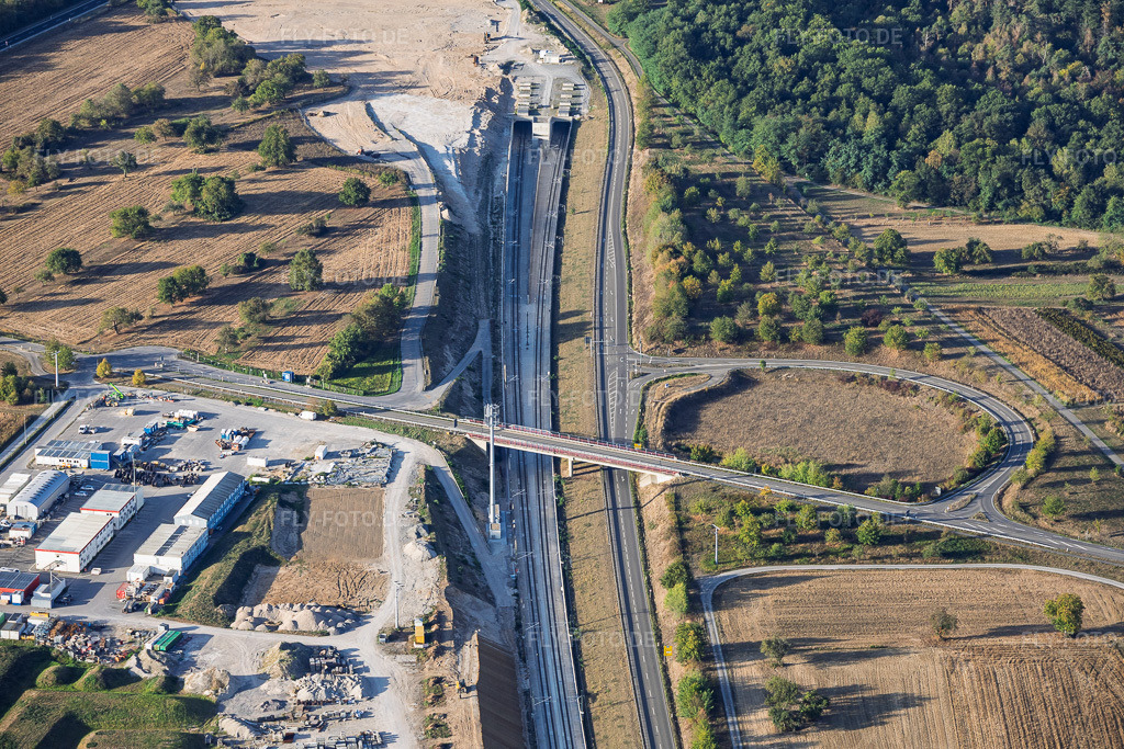 Luftbild: ARGE Tunnel Rastatt - Nordportal und Info-Center Tunnel Rastatt in Ötigheim im Bundesland Baden-Württemberg in Deutschland. – Foto: IMG_159438.jpg vom 27.09.2026 durch Werner Riehm/FLY-FOTO.de – Auflösung des Originals: 6000 x 4000 px – Tunnel Rastatt - Das Bahnprojekt Karlsruhe – Basel