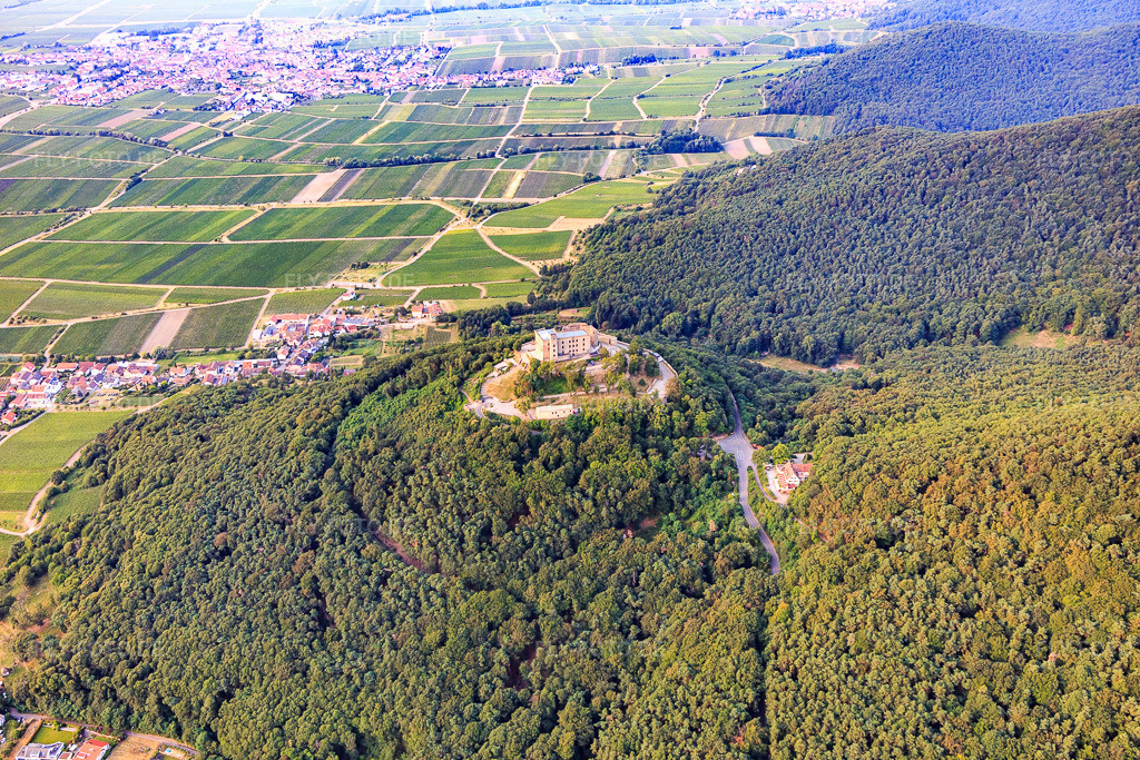 Luftbild: Hambacher Schloss von Norden im Ortsteil Diedesfeld in Neustadt im Bundesland Rheinland-Pfalz in Deutschland. Foto: IMG_108843.jpg vom 15.07.2018 durch Werner Riehm/FLY-FOTO.deStiftung Hambacher SchlossStiftung Hambacher Schloss | Das Hambacher Schloss ist eine lebendige Stätte deutscher und europäischer Demokratiegeschichte
