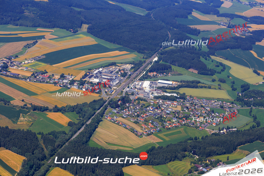 Die Luftaufnahme Holenbrunn - Wunsiedel wurde vom UL-Flugzeug (keine Drohne) aus fotografiert.Hohe Druck- Auflösung-die Geschenkidee!