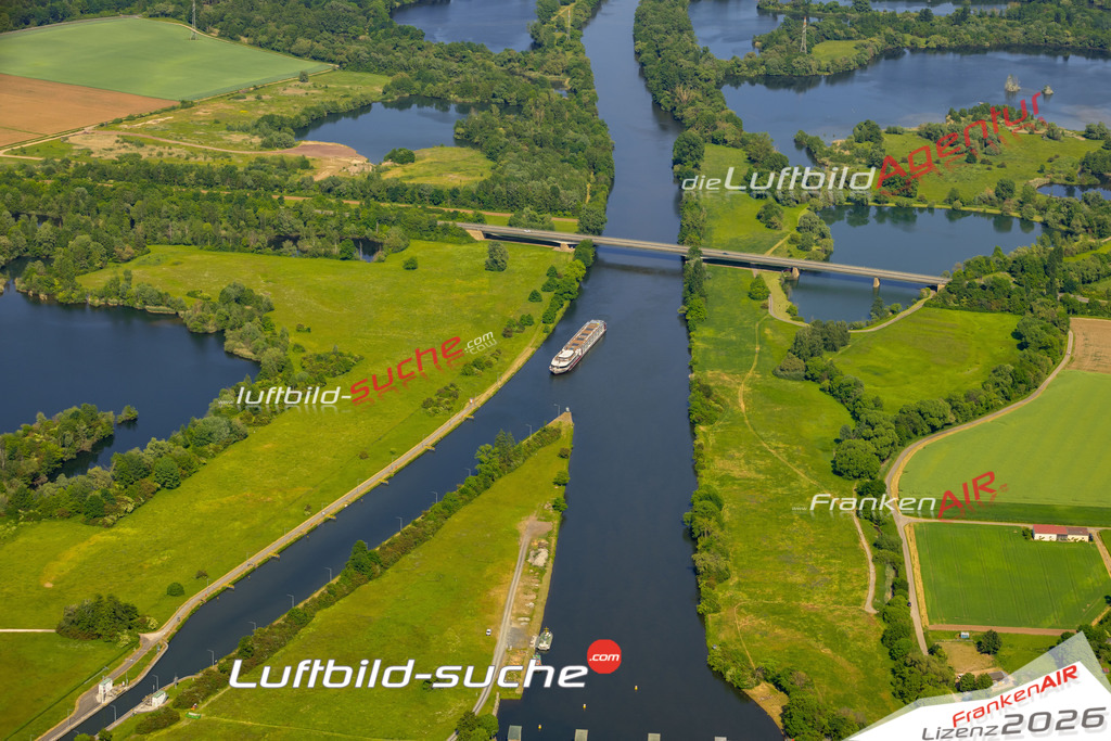 Das Luftbild zeigt Main Brücke Knetzgau - Die Luftaufnahme wurde 2023 vom UL-Flugzeug aus erstellt ( keine Drohne ) - Hochauflösende Luftaufnahme - Für grossformatige Ausdrucke geeignet. Die Geschenkidee !Mit Lizenz und Bildrechte bestellbar