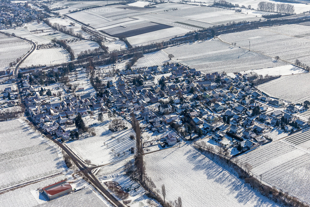 Luftbild: Winterluftbild im Schnee in Knöringen im Bundesland Rheinland-Pfalz in Deutschland. Foto: IMG_124683.jpg vom 11.02.2021 durch Werner Riehm/FLY-FOTO.de
