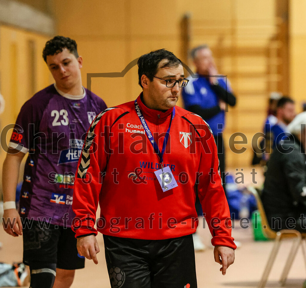 2024-02-24_036_SpVgg_Altenerding_gegen_SSG_Metten | Erding, Deutschland, 24.02.2024:
Handball, Bezirksoberliga Männer 2023 / 2024, 16. Spieltag, SpVgg Altenerding gegen SSG Metten, Endergebnis: 29:24

Trainer Simon Klawe (SpVgg Altenerding)

Foto: Christian Riedel / fotografie-riedel.net