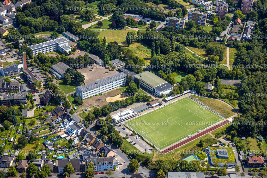 Bottrop250802738 | Luftbild, Hauptschule und Grundschule Welheim, Sportplatz Fußballstadion DUC Bottrop e.V. mit Hallenbad Boy, Hochhäuser Gartenstadt An der Kommende, links evang. Friedenskirche Welheim, Welheim, Bottrop, Ruhrgebiet, Nordrhein-Westfalen, Deutschland