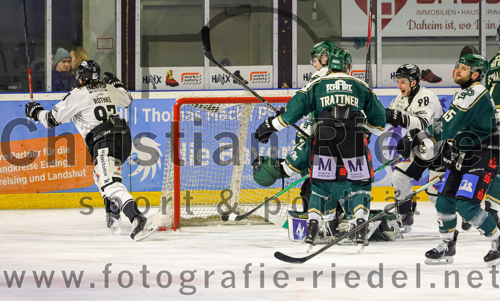2026-01-30_093_TSV_Erding_gegen_EHF_Passau_Black_Hawks | Erding, Deutschland, 30.01.2026:Eishockey, Oberliga Süd 2025 / 2026, 42. Spieltag, TSV Erding gegen EHF Passau Black Hawks, Endergebnis: 2:6Rene Röthke (EHF Passau Black Hawks, #97), Torwart David Zabolotny (Erding Gladiators, #72), Louis Trattner (Erding Gladiators, #7), Tjalf Deichmann (EHF Passau Black Hawks, #98), Elias Maier (Erding Gladiators, #15)Foto: Christian Riedel / fotografie-riedel.net