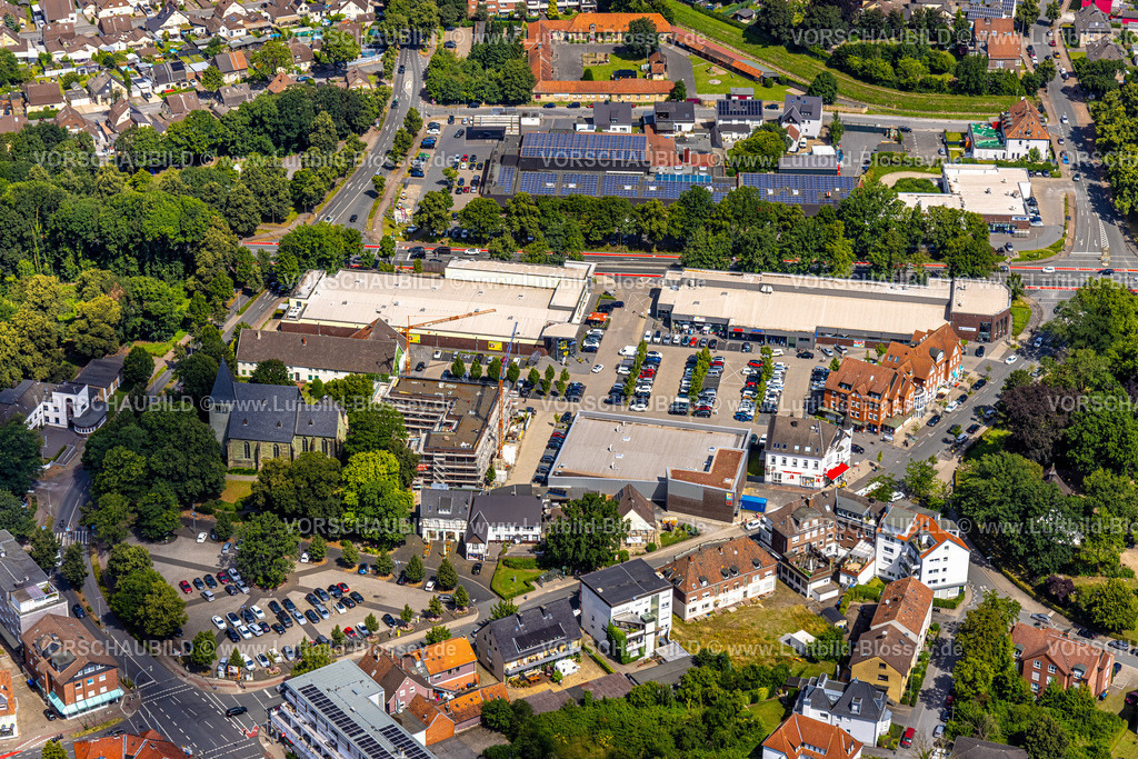Hamm240706224 | Luftbild, Alter Bauhof Herringen Sehenswürdigkeit und Einkaufszentrum Quellenweg und Dortmunder Straße, Parkplätze, Herringer Bach, Dortmunder Straße mit rot markiertem Radweg, evang. St.-Victor-Kirche, Stadtbezirk Herringen, Hamm, Ruhrgebiet, Nordrhein-Westfalen, Deutschland