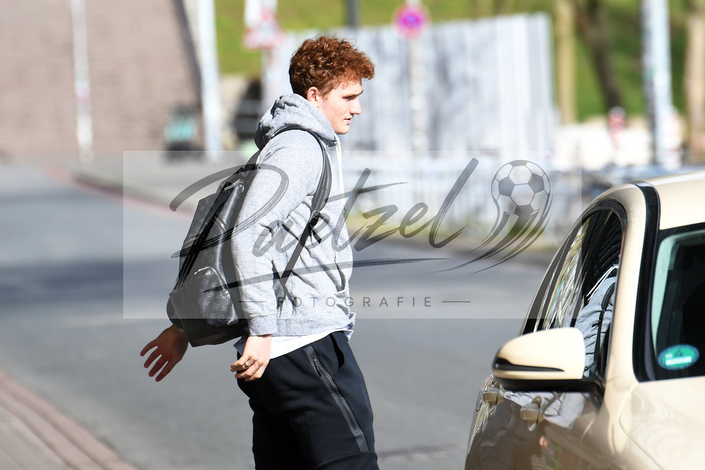 20200303_PKWBRE_0062 | Fussball, Herren: Joshua Sargent (Werder Bremen) schaut auf dem Weg ins wohninvest Weserstadion am 03.03.2020 in Bremen, Deutschland. - Realisiert mit Pictrs.com