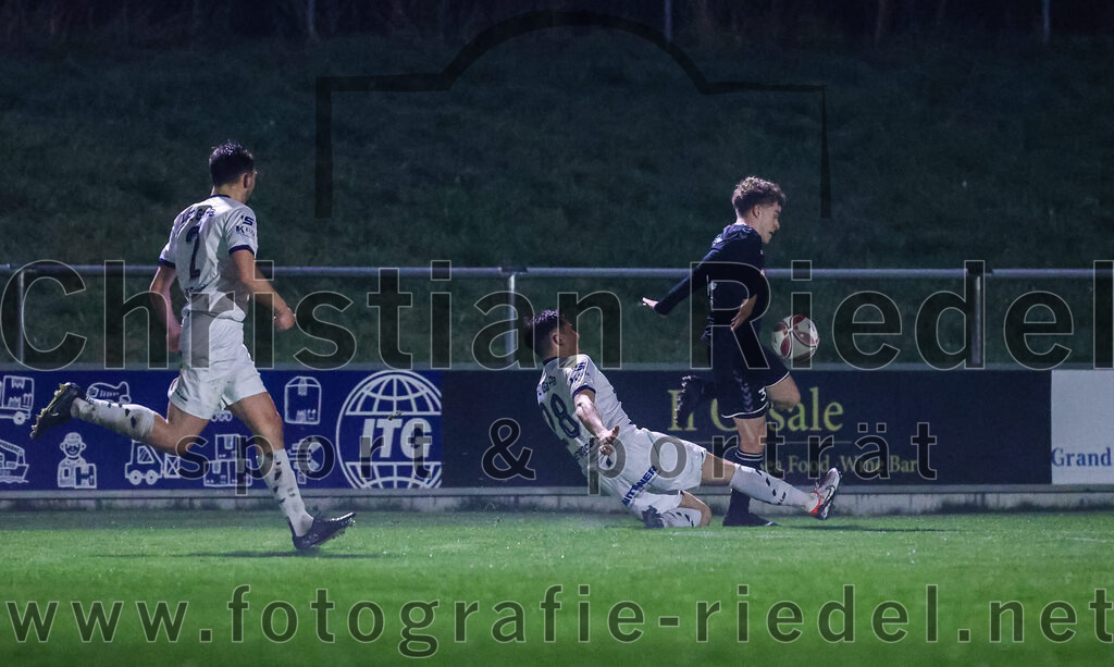 2024-03-15_069_FC_Schwaig_gegen_1_FC_Garmisch-Partenkirchen | Oberding, Deutschland, 15.03.2024:
Fußball, Landesliga Südost 2023 / 2024, 25. Spieltag, FC Schwaig gegen 1. FC Garmisch-Partenkirchen, Endergebnis: 4:0

Matthias Schmidt (1. FC Garmisch-Partenkirchen, #2), Florian Langenegger (1. FC Garmisch-Partenkirchen, #28), Joshua Steindorf (FC Schwaig, #33)

Foto: Christian Riedel / fotografie-riedel.net