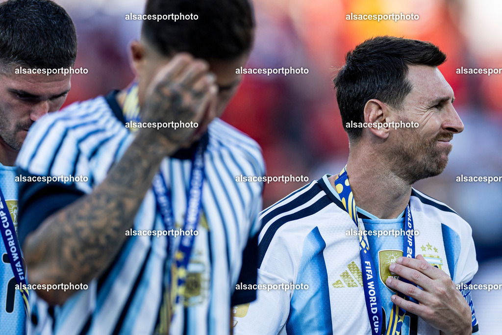 FOOTBALL : Argentine vs Espagne – Finale de la Coupe du Monde FIFA 2026. New York New Jersey Stadium, East Rutherford, New Jersey, États-Unis. 19/07/2026. | Lionel Messi reçoit sa médaille  lors de la cérémonie de remise des récompenses organisée après la finale de la Coupe du Monde de la FIFA 2026 entre l'Argentine et l'Espagne au New York New Jersey Stadium, à East Rutherford (New Jersey), le 19 juillet 2026, aux États-Unis.