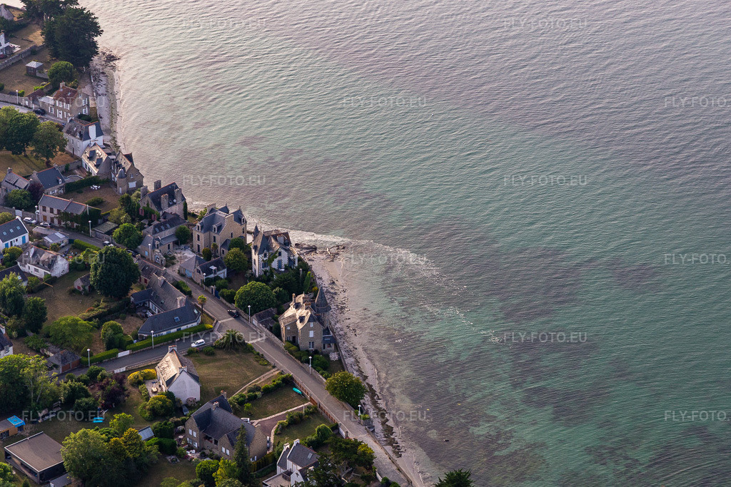 Vue aérienne: Rue de la Palue à Loctudy dans le département Finistère, France. Photo: IMG_132499.jpg prise le 17/06/2022 par Werner Riehm/FLY-FOTO.eu – Résolution de l'original: 5131 x 3421 px
