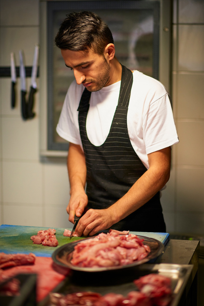 Trattoria Tre Cristi | Siena, Italien - September 01, 2016: Restaurant Trattoria, Tre Cristi; ein Koch beim schneiden des Fleisches. - Realisiert mit Pictrs.com