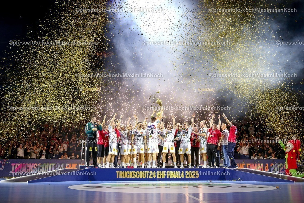 KoeEHF15062502101 | 15.06.2025, Handball, Finale TruckScout24 EHF FINAL4, LANXESS arena Köln, Füchse Berlin - SC Magdeburg: SC Magdeburg ist Champions League Sieger - Siegerehrung Ehrung Pokalübergabe nach dem Spiel. Die Mannschaft feiert den SIeg. Christian O Sullivan (Magdeburg #24) nimmt den Pokal entgegen 