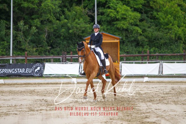 DKP47940 | Turnierfotos kaufen im Webshop von Daniel Kuhl Photography – entdecke professionelle Reitsportfotos aus Turnieren & Events. Hochwertige Turnierbilder online bestellen & sichern. Jetzt Fotos von Reitsportturnieren kaufen!