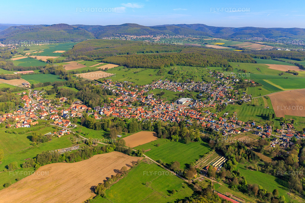 Aerial view: View of the town from the south in Gumbrechtshoffen in the state Bas-Rhin, France. – Photo: IMG_099500.jpg taken on 04/30/2017 by Werner Riehm/FLY-FOTO.com – Resolution of the original: 5472 x 3648 px