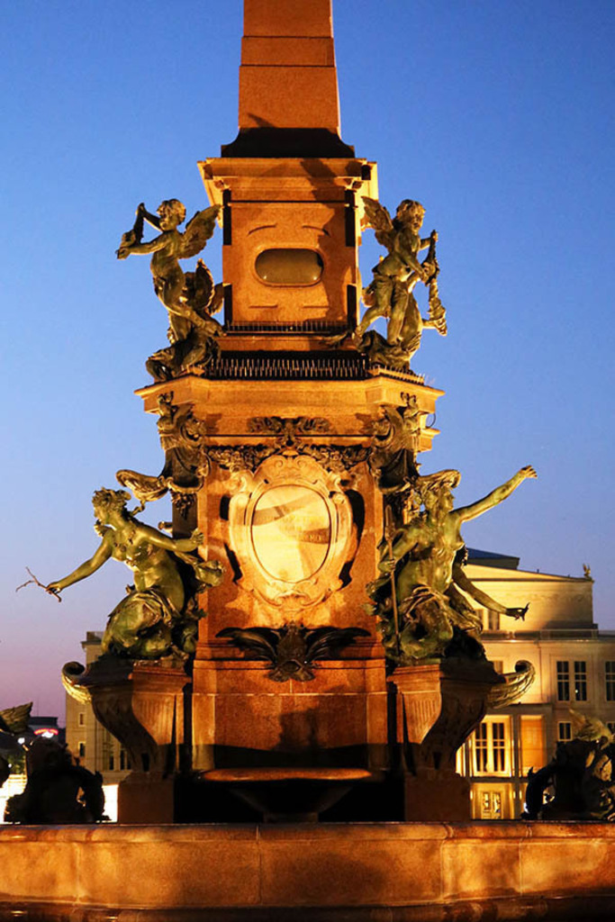 Foto: Leipzig - Mendebrunnen bei Nacht | Das Team hinter BILDLEXIKON LEIPZIG bündelt historische wie aktuelle Informationen über die Stadt Leipzig in Text und Bild auf einer Plattform und stellt diese der interessierten Öffentlichkeit zur Verfügung.