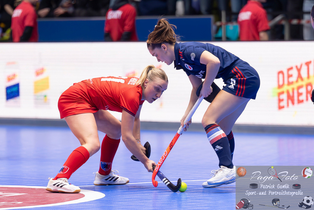 Volvo E.R.B. Final 4 Finale Frauen: Berliner HC - Mannheimer HC, 26.01.2025 | Benedetta Marie Wenzel (Berliner HC #21) &amp; Fiona Felber (Mannheimer HC #6) im Kampf um den Ball, Berliner HC - Mannheimer HC, Frankfurt, Süwag Arena, 26.1.2025 - Realisiert mit Pictrs.com