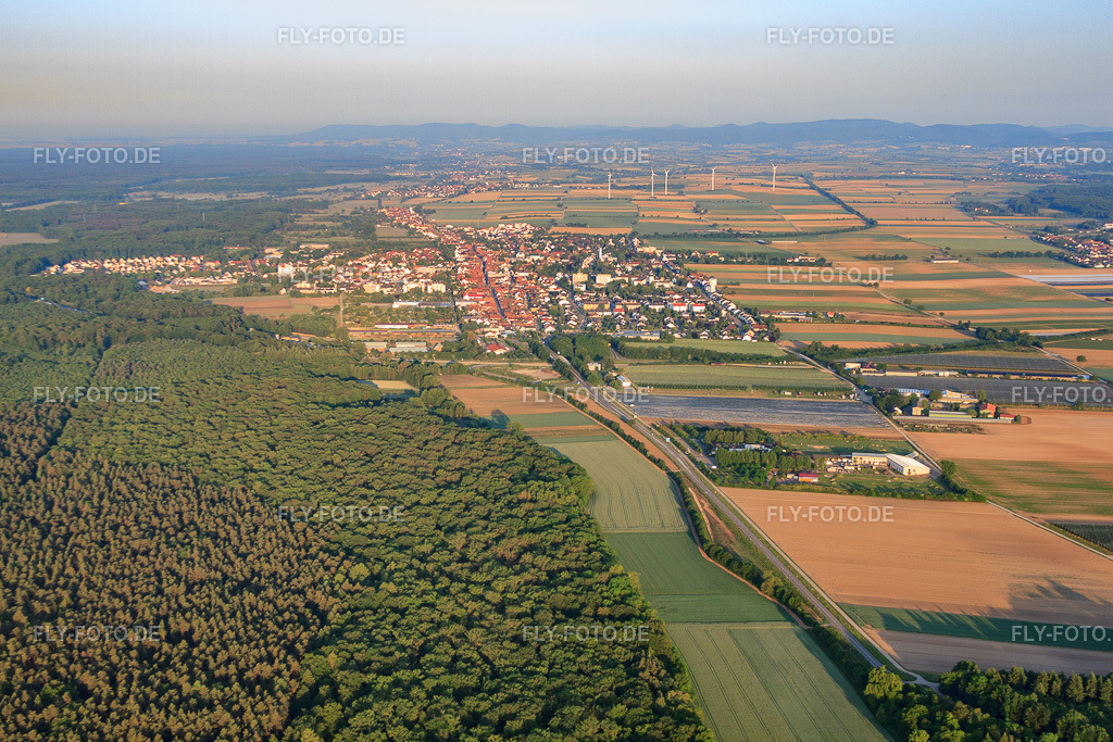 Stadtansicht am Morgn von Osten | Luftbild: Stadtansicht am Morgn von Osten in Kandel im Bundesland Rheinland-Pfalz in Deutschland. Foto: IMG_64796.jpg vom 18.05.2014 durch Werner Riehm/FLY-FOTO.de - Realisiert mit Pictrs.com