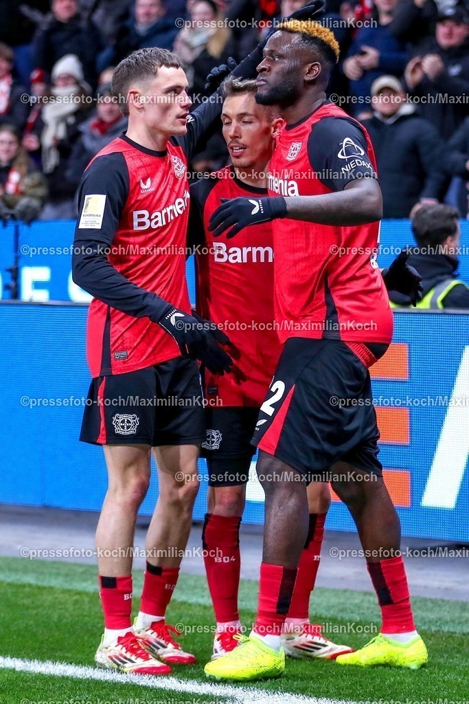 Lev02022501022 | 02.02.2025, Fußball, Bayer 04 Leverkusen - TSG 1899 Hoffenheim, 1. Fußball Bundesliga, 20. Spieltag, BayArena, Saison 2024 2025: Torjubel nach dem 1:0 durch Torschütze Victor Boniface (Bayer04 Leverkusen #22) zusammen mit Alejandro Grimaldo (Bayer04 Leverkusen #20) und Florian Wirtz (Bayer04 Leverkusen #10)DFB regulations prohibit any use of photographs as image sequences and or quasi-video.