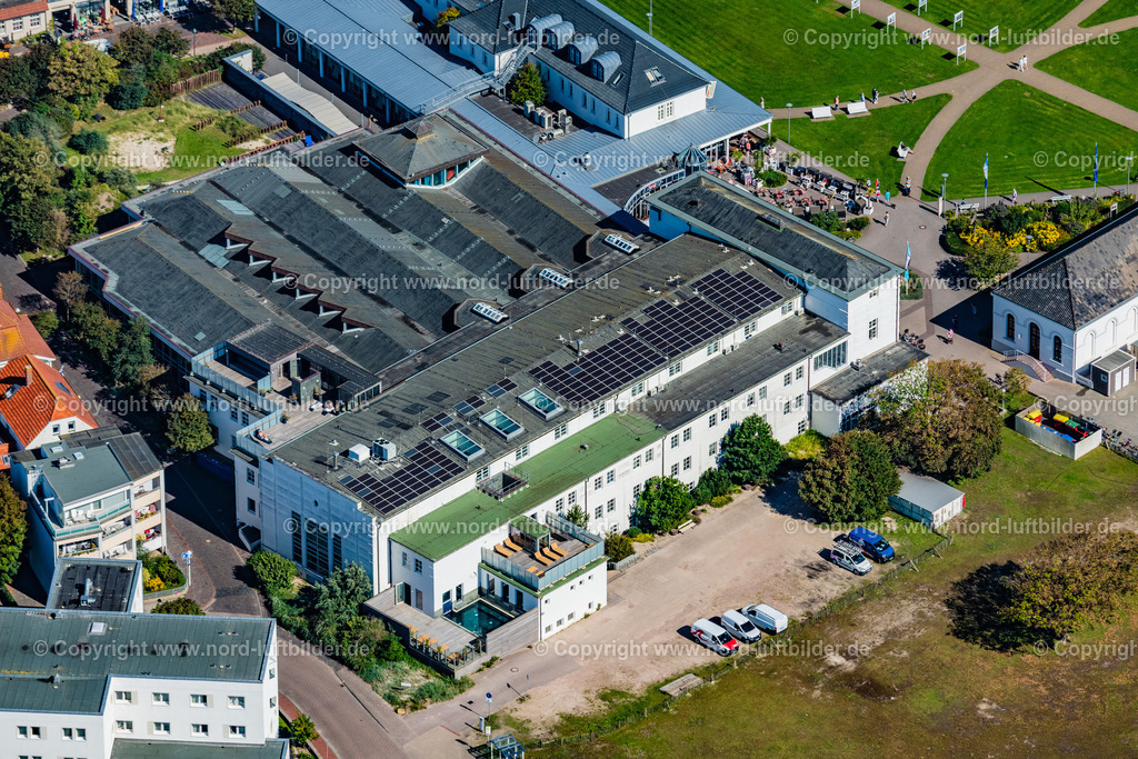 Norderney_Kurplatz_Konzertmuschel_ELS_7264050923 | NORDERNEY 05.09.2023 Schwimmbad Gebäude " Badehaus " am Kurpark in Norderney im Bundesland Niedersachsen, Deutschland. // Swimming pool building "Badehaus" at the Kurpark in Norderney in the state Lower Saxony, Germany. Foto: Martin Elsen