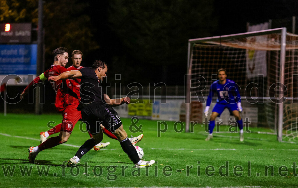 2023-10-27_099_VfB_Hallbergmoos_gegen_FC_Schwaig | Hallbergmoos, Deutschland, 27.10.2023:
Fußball, Landesliga Südost 2023 / 2024, 18. Spieltag, VfB Hallbergmoos gegen FC Schwaig, Endergebnis: 2:3

Christoph Mömkes (VfB Hallbergmoos, #27), Markus Straßer (FC Schwaig, #11), Torwart David Hundertmark (VfB Hallbergmoos, #1)

Foto: Christian Riedel / fotografie-riedel.net