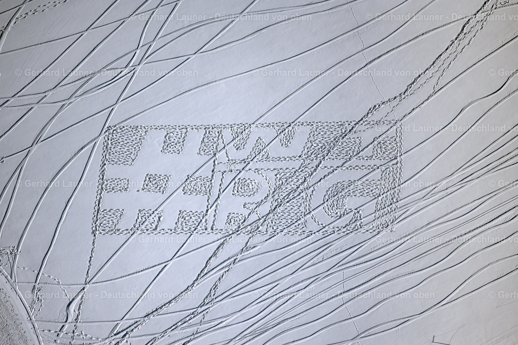 4043617 | WINTERBERG 13.02.2021 Spuren im Schnee in Winterberg im Sauerland im Bundesland Nordrhein-Westfalen, Deutschland. // Tracks in the snow in Winterberg in the Sauerland in the state of North Rhine-Westphalia, Germany. Foto: Gerhard Launer