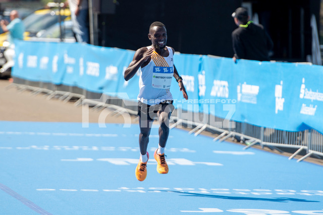 20250427-NSZ_3017 | Platz 2 für Benson Nzioki Mutsio (Nr.3,KEN)DEU, Düsseldorf, 27.04.2025 Uniper Düsseldorf Marathon 2025 - Realisiert mit Pictrs.com