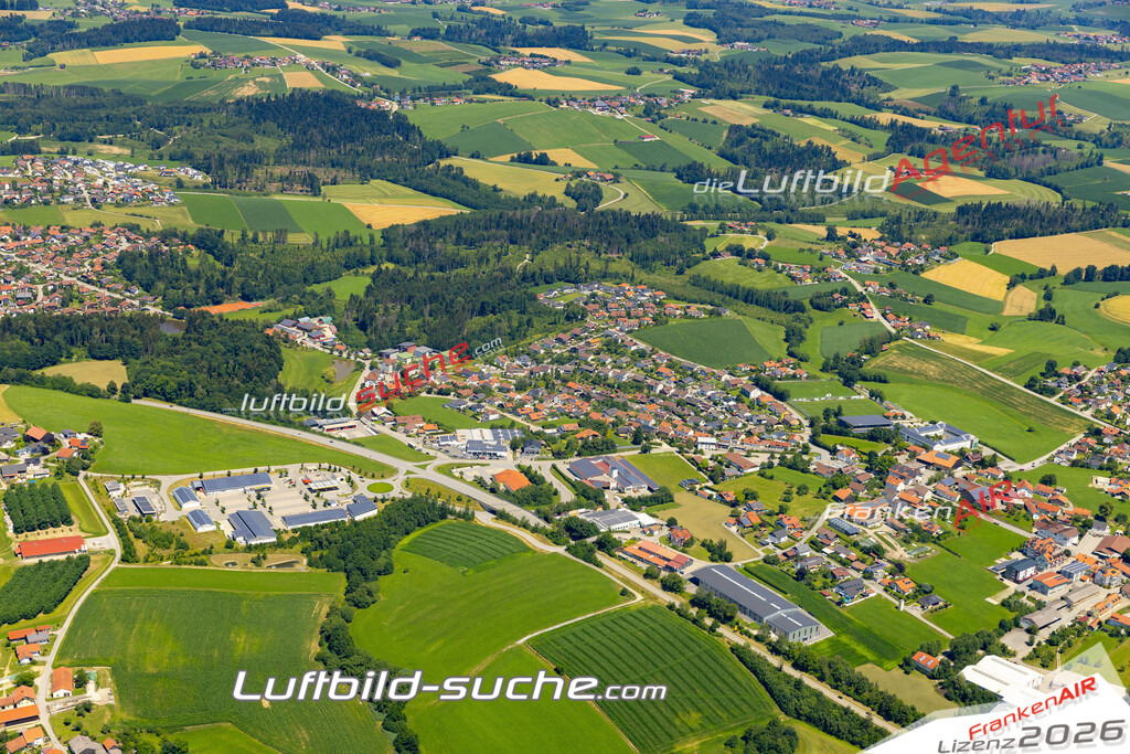 Das Luftbild der Stadt Salzweg wurde 2022 vom Flugzeug heraus erstellt (keine Drohnen-Aufnahmen) Aufnahmehöhe ca.450 Meter- hohe Bildauflösung und Druck-Qualität. Garantiert!