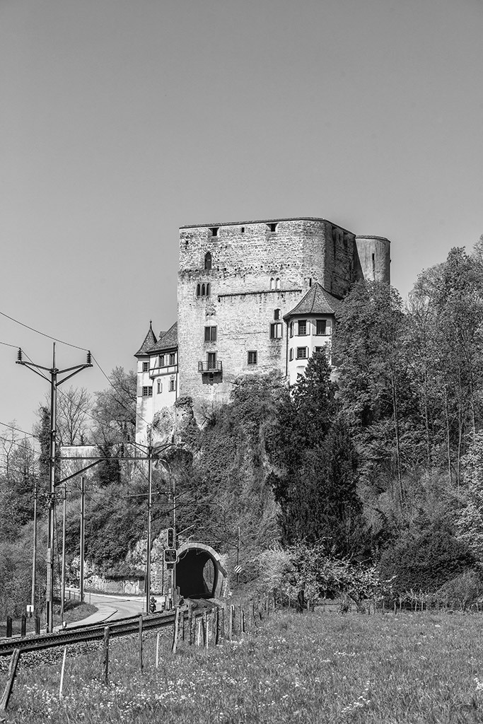 Schloss Angenstein | Das Schloss Angenstein in Duggingen BL, Schweiz. - Realisiert mit Pictrs.com
