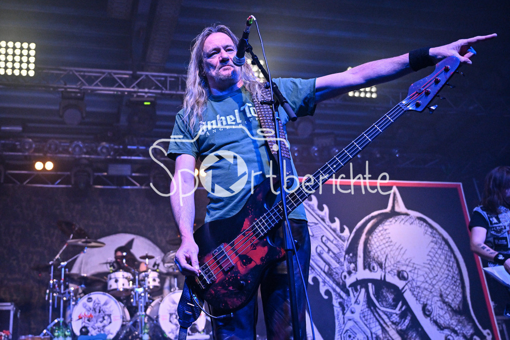 Evil Obsession | Sdom Frontmann Tom Angelripper beim Konzert in Regensburg mit seinem Bass am Mikrofon / Thomas SUCH / Evil Obsession Part II, Eventhall Airport am 29.12.2024