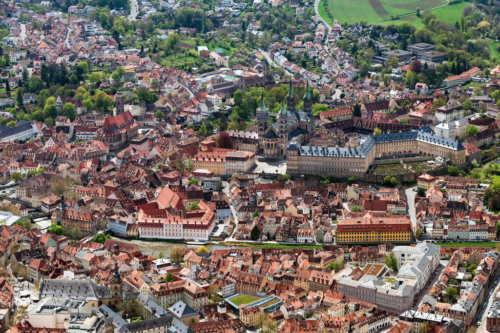 dr__0095408.jpg | BAMBERG 28.04.2022 Altstadtbereich und Innenstadtzentrum in Bamberg im Bundesland Bayern, Deutschland. // Old Town area and city center in Bamberg in the state Bavaria, Germany. Foto: Daniel Reiter