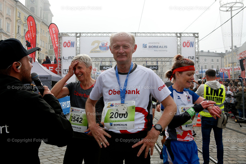 A_LUI_231022_04 | SPORT,MARATHON, 20.OBERBANK LINZ DONAU MARATHON 2022 IM BILD: V.L.GERHARD HARTMANN UND DR.FRANZ GASSELSBERGER   FOTO:FOTOLUI/OBERBANK