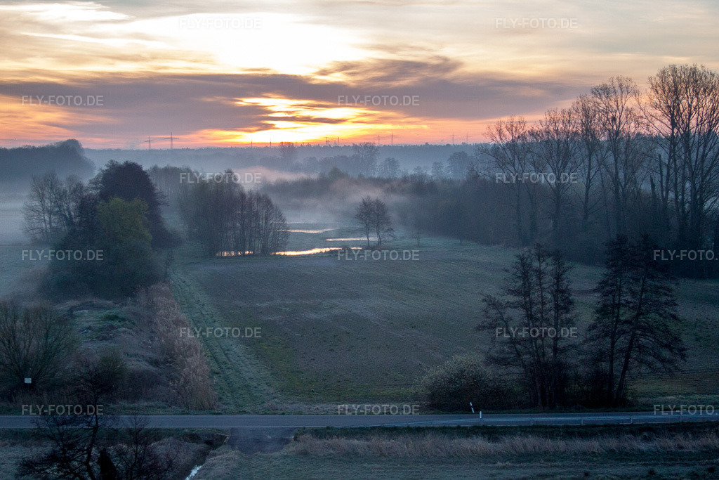 Luftbild: Morgennebel beim Sonnenaufgang über Grasflächen- Strukturen einer Feld- und Wiesen- Landschaft Otterbachtal in Minfeld im Bundesland Rheinland-Pfalz in Deutschland. Foto: IMG_63012.jpg vom 20.03.2014 durch Werner Riehm/FLY-FOTO.de