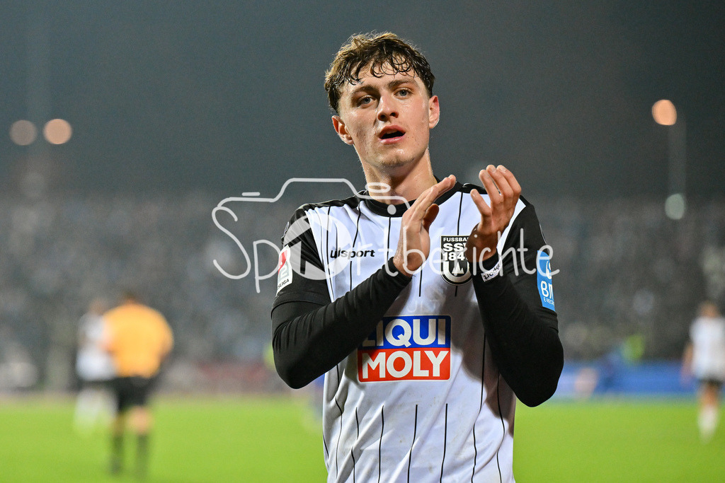 SSV Ulm 1846 Fussball - FC Schalke 04 | nach seiner Auswechslung bedankt sich Maurice KRATTENMACHER (SSV Ulm #30) bei den Fans / Freisteller / Einzelfoto / 2. Bundesliga: SSV Ulm 1846 Fussball - FC Schalke 04, Donaustadion am 01.11.2024