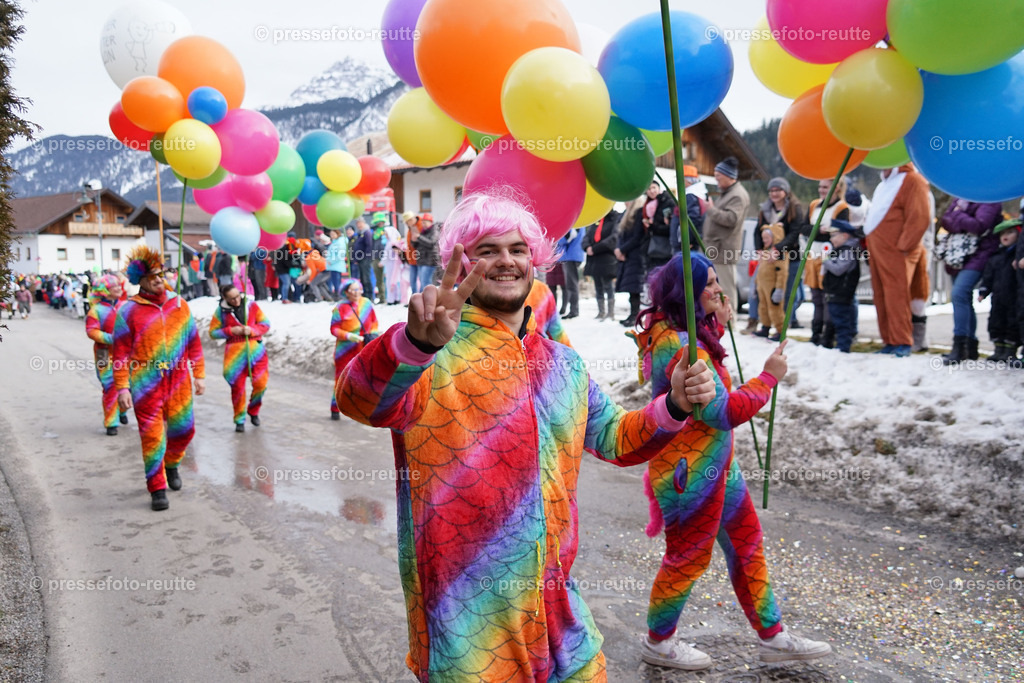 01-news-2023-Feb11-Fasching-Weissenbach-DSC01676 | Info aus dem Bezirk Reutte/Ausserfern Tirol sowie eine umfangreiche Bilddatenbank über die gesamte Region: Lechtal, Talkessel Reutte, Tannheimertal, Zwischentoren. Lech, Plansee, Zugspitze, Grenztunnel, B179, Fernpassstraße, Verkehr, Lawinen, Tradition, - Realisiert mit Pictrs.com