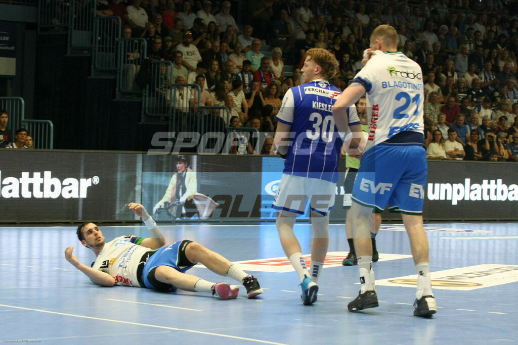 VFL Gummersbach -  FrischAuf Göppingen | Josip Sarac am Boden - © Sportfoto-Sale (MK) - Realisiert mit Pictrs.com