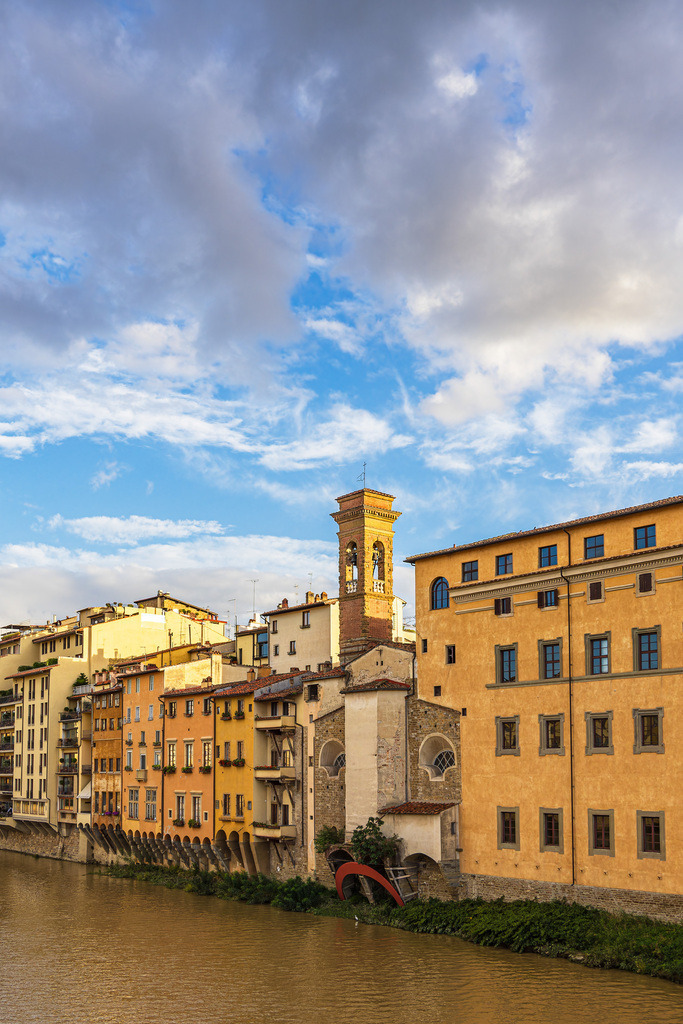 Historische Gebäude am Fluss Arno in Florenz, Italien | Historische Gebäude am Fluss Arno in Florenz, Italien.