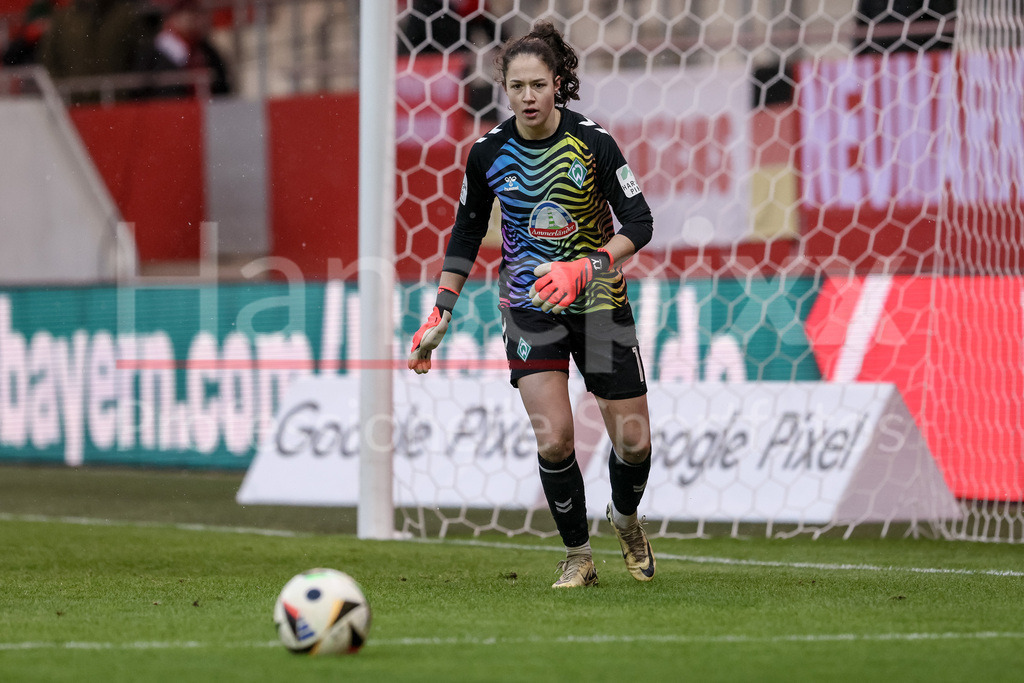 Fussball, Google Pixel Frauen-Bundesliga, FC Bayern München - SV Werder Bremen | v.li.: Livia Peng (Torhüterin, Torwart, SV Werder Bremen, 1) am Ball, Einzelbild, Ganzkörper, Aktion, Action, Spielszene, DIE DFB-RICHTLINIEN UNTERSAGEN JEGLICHE NUTZUNG VON FOTOS ALS SEQUENZBILDER UND/ODER VIDEOÄHNLICHE FOTOSTRECKEN. DFB REGULATIONS PROHIBIT ANY USE OF PHOTOGRAPHS AS IMAGE SEQUENCES AND/OR QUASI-VIDEO.