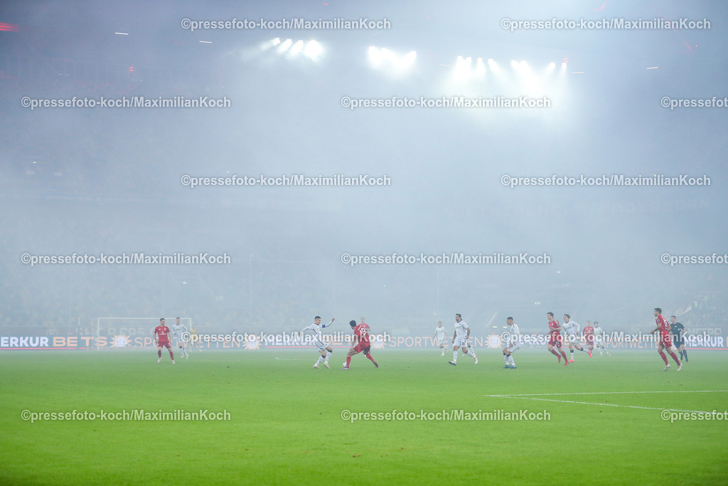 Due09112401017 | 09.11.2024, Fußball, Fortuna Düsseldorf - SC Paderborn 07, 2. Bundesliga, Merkur Spiel-Arena, Saison 2024 2025: Dichter Nebel liegt auf dem Spielfeld nach der Choreografie der Paderborner Ultras.DFB regulations prohibit any use of photographs as image sequences and or quasi-video.