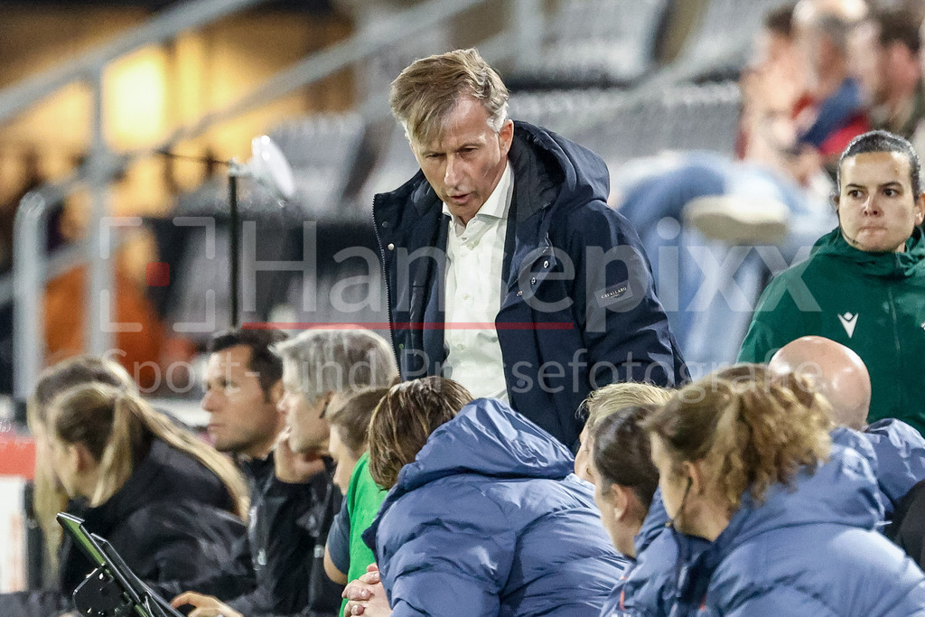 Fussball, UEFA Women s Nations League, Deutschland - Österreich | v.li.: Andries Jonker (Trainer, Niederlande) Portrait, Nahaufnahme, Einzelfoto, Einzelbild