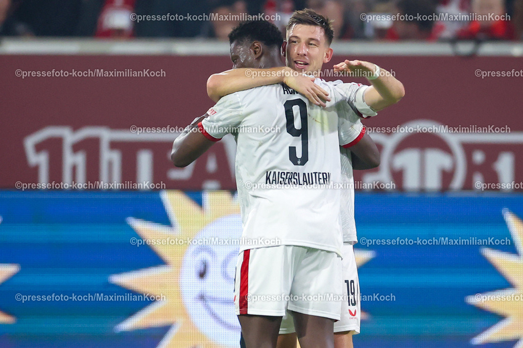 Due26102401082 | 26.10.2024, Fußball, Fortuna Düsseldorf - 1.FC Kaiserslautern, 2. Bundesliga, Merkur Spiel-Arena, Saison 2024 2025: Torjubel nach dem 4:2 durch Daniel Hanslik (FCK #19) zusammen mit Ragnar Ache (FCK #9)DFB regulations prohibit any use of photographs as image sequences and or quasi-video.
