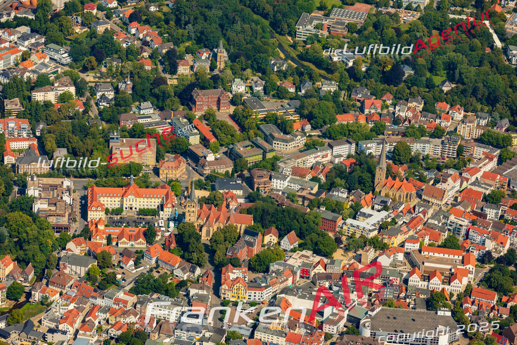 Neue Luftbildaufnahme der Stadt Herford - Das Luftbild wurde 2025 vom UL-Flugzeug heraus erstellt ( keine Drohnenaufnahme ) - Hochauflösende Luftaufnahme - für Wandbilder und großformatige Ausdrucke geeignet. Das besondere Geschenk!Hier alle&nbsp;Infos zur Lizenzierung der LuftaufnahmeWir fliegen auch dieses Jahr wieder in Ihre Region um Luftbilder zu erstellen.- Luftbild anfragen