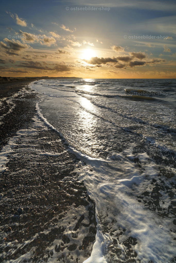 Auslaufende Wellen im grellen Gegenlicht | Silbriges Gegenlicht liegt auf den langsam auslaufenden Wellen im flachen Wasser am Strand.