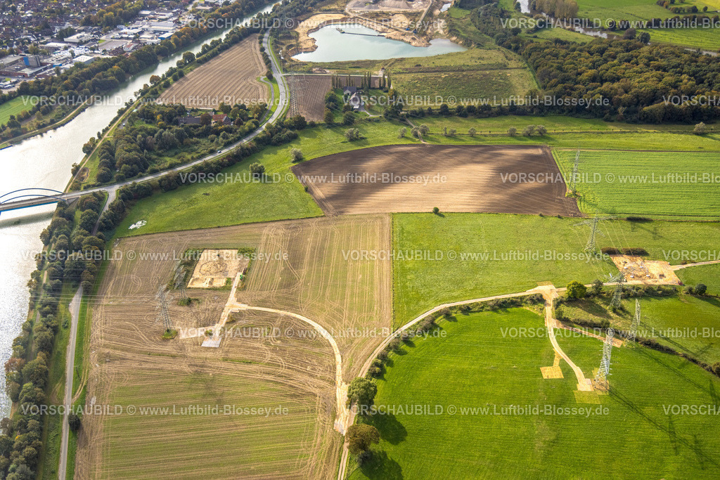 Huenxe241009851 | Luftbild, Strommastbau am Welmer Weg und Welmer Kanalbrücke Neue Hünxer Straße über den Wesel-Datteln-Kanal, Bucholtwelmen, Hünxe, Niederrhein, Nordrhein-Westfalen, Deutschland