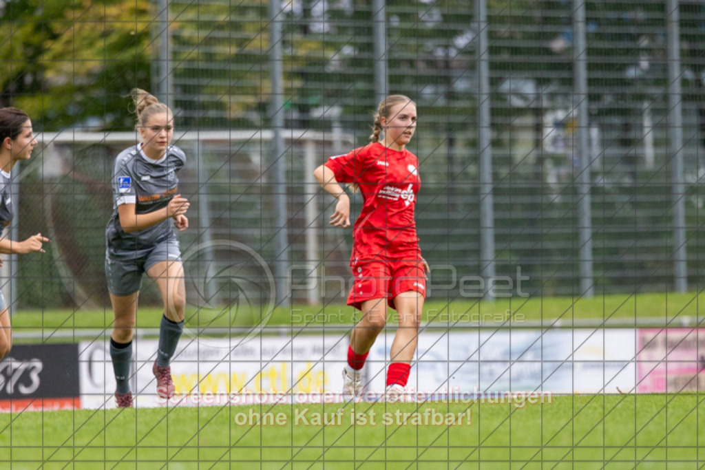 20251004_143844_0488 | #,1.FC Donzdorf (rot) vs. FC Freiburg-St. Georgen (grau), Fussball, EnBW-Oberliga B -Juniorinnen, 04. Spieltag, Saison 2025/2026, Rasenplatz, Lautertal Stadion, Süßener Straße 16, 73072 Donzdorf, 04.10.2025 - 14:00 Uhr,Foto: PhotoPeet-Sportfotografie/Peter Harich