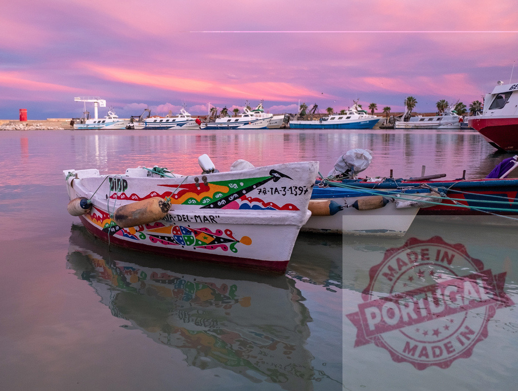 Painted fishing boat reflecting pink twilight sky | Fishing boats moored in a harbor at sunset, reflecting colorful sky - Realisiert mit Pictrs.com