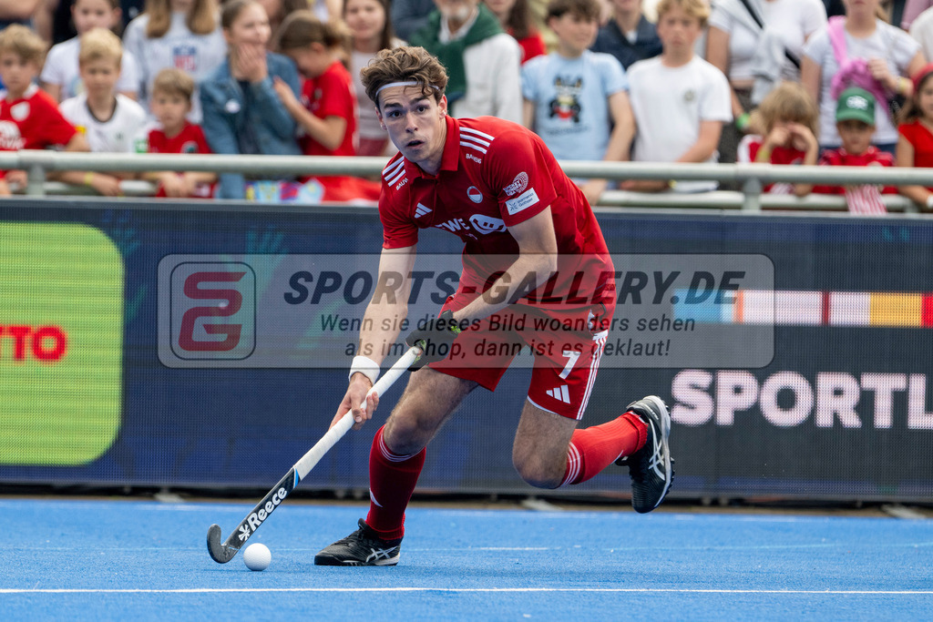 Final4_20250601-1447-Z09_4550 | Krefeld, Deutschland, 01.06.2025:  Feldhockey Final4 2025 – „Deutsche Feldhockey-Meisterschaften 2025“ Crefelder HTC - Rot-Weiss Köln (Finale Herren) im Gerd-Wellen-Hockeyanlage am 01.06.2025 in Krefeld, Deutschland. (Foto von Kramhöller/Fehrmann/Kaste)Krefeld, Germany, 01.06.2025: Feldhockey Final4 2025 – „Deutsche Feldhockey-Meisterschaften 2025“ Harvestehuder HTC - Düsseldorfer HC (Finale Damen) in Gerd-Wellen-Hockeyanlage at 01.06.2025 in Krefeld, Deutschland. (Foto from Kramhöller/Fehrmann/Kaste)