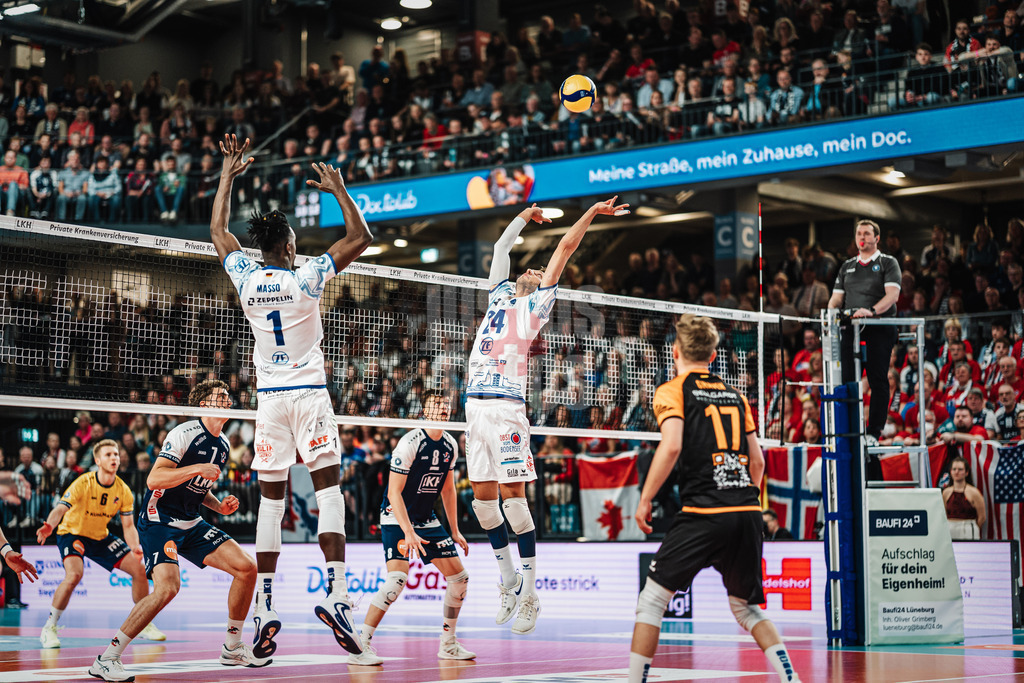 Volleyball | Herren | Saison 2024/2025 | 1. Volleyball Bundesliga Männer | Halbfinale | SVG Lüneburg vs. VfB Friedrichshafen | 05.04.2025 | Zuspiel von Wessel Keemink (#24, VfB Friedrichshafen)