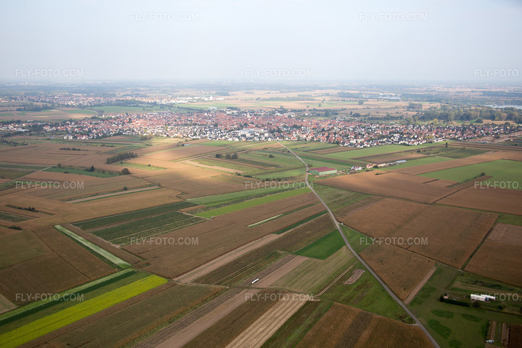 Aerial view: View of the town in Hœrdt in the state Bas-Rhin, France.Photo: IMG_074098.jpg taken on 10/04/2014 by Werner Riehm/FLY-FOTO.comResolution of the original: 5472 x 3648 px
